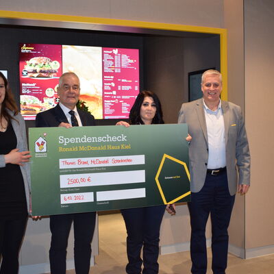 2500 Euro f&uuml;r das Ronald Mc Donald Haus in Kiel: Tanja Sch&uuml;rmann (von links), B&uuml;rgermeister Gerd Radisch, Filialleiterin Ayse &Ouml;zdemir und Thomas Brand bei der Er&ouml;ffnung von Mc Donald's in Sch&ouml;nkirchen