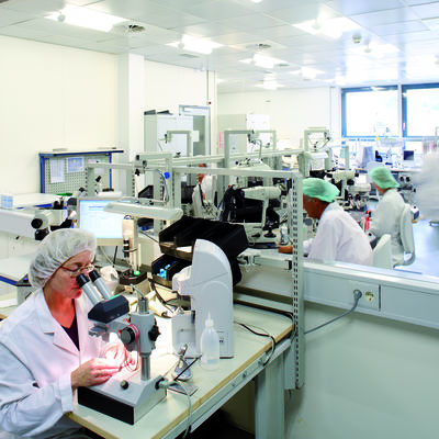 Woehlk-Contact-Linsen GmbH, Mitarbeiter, Produktion von Kontakt Linsen, Foto copyright by Christoph Edelhoff