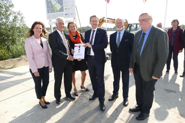 Ein 5-Millionen-F&ouml;rderbescheid f&uuml;r Sch&ouml;nkirchen: Mit Ministerpr&auml;sident Daniel G&uuml;nther freuen sich hier v.l. Landr&auml;tin Stephanie Ladwig, die Bgm. Gerd Radisch und Hilla Mersmann, B&uuml;rgervorsteher Ernst-Peter Sch&uuml;tt und MdL Werner Kalinka.
